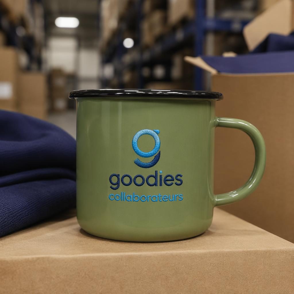 Mug émaillé vert olive avec logo goodies collaborateurs, style industriel d’entrepôt, photo studio nette.