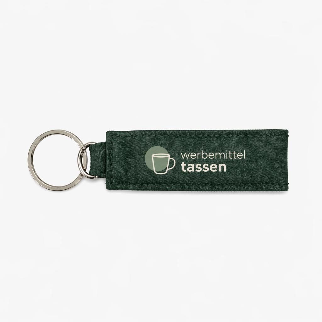 Fotorealistisches Mockup eines waldgrünen Schlüsselanhängers auf weißem Hintergrund mit zentralem werbemittel tassen Logo.