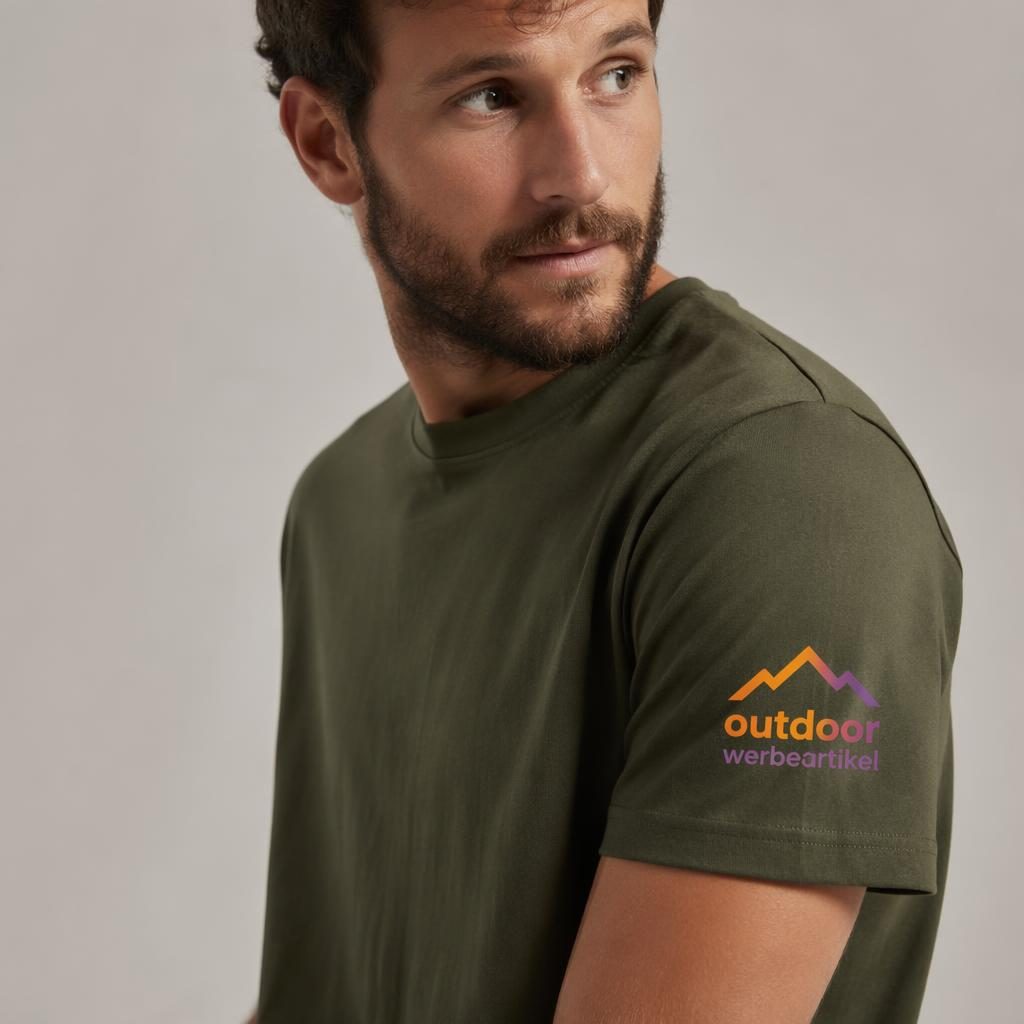 Model trägt olivgrünes T-Shirt mit outdoor werbeartikel Logo am Ärmel im Studio, scharfer Fokus und Stoffstruktur