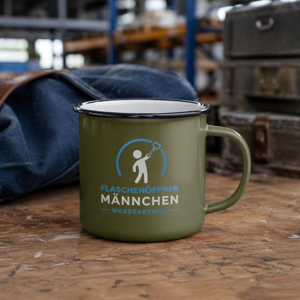 Olivgrüner Emaille-Becher mit Logo-Sleeve in Blau, fotografiert im industriellen Warehouse-Stil