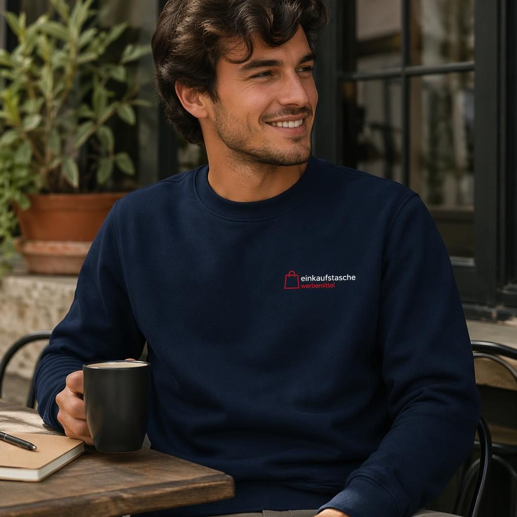 Fotorealistisches Navy-Crewneck-Mockup im Outdoor-Lifestyle-Stil mit kleinem einkaufstasche werbemittel-Logo links auf der Brust.