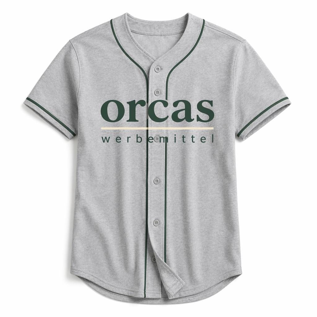 Fotorealistisches graues Baseball-Jersey auf weißem Hintergrund mit großem orcas werbemittel Logo in Salbei und Elfenbein.
