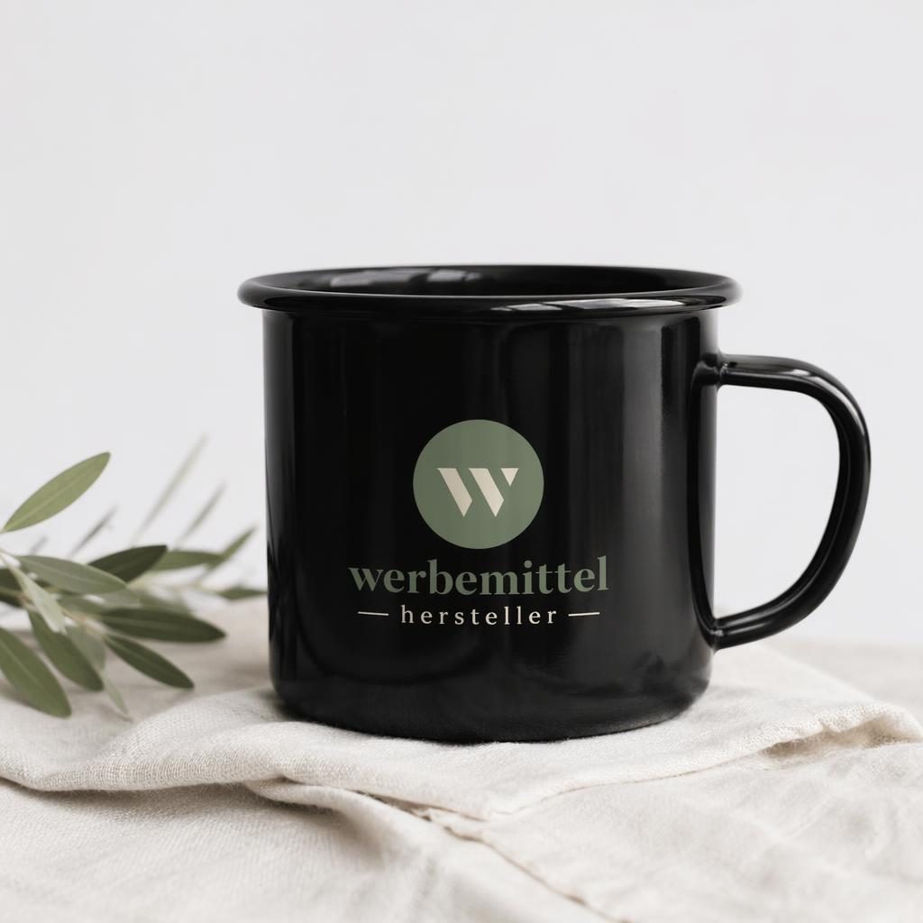Schwarze Emaille-Tasse auf weißem Hintergrund mit generischem Logo in Salbei und Elfenbein, realistische Studioaufnahme