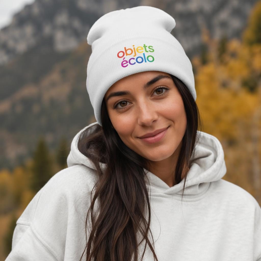 Mockup photo réaliste d’un bonnet blanc porté, avec logo objets écolo en dégradé vibrant, en studio.