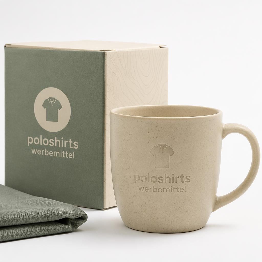 Fotorealistisches Mockup einer beigen Keramiktasse mit dezentem Ton-in-Ton-Logo vor weißem Hintergrund