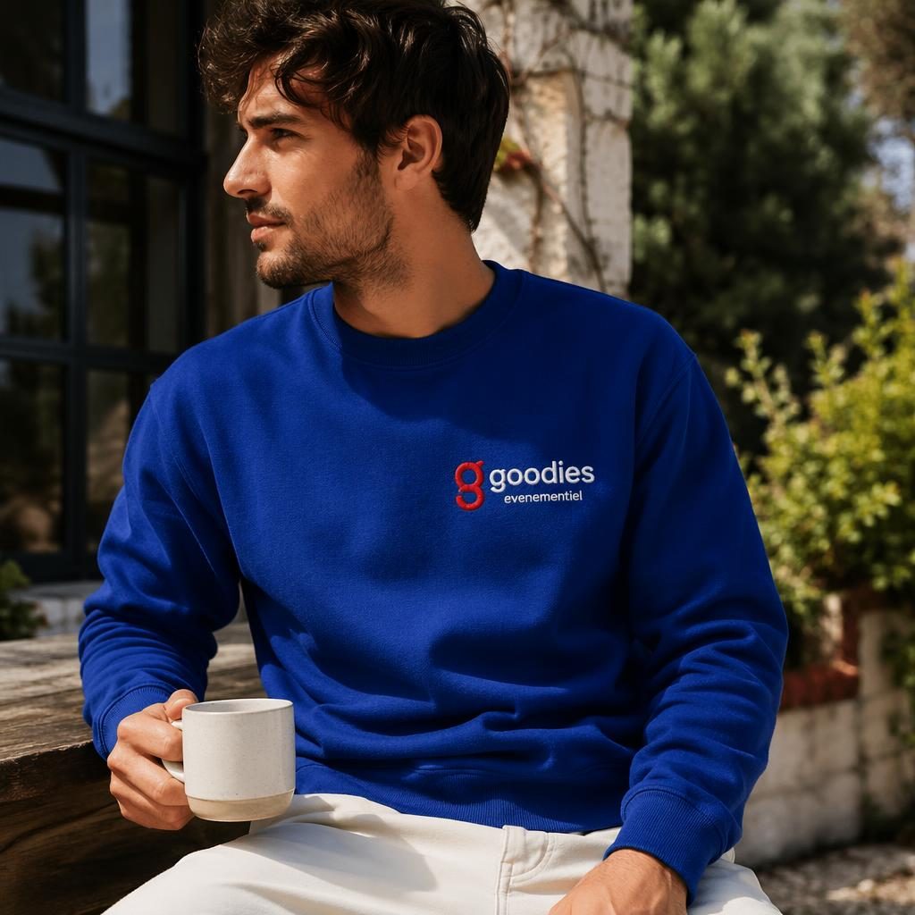 Sweat bleu royal col rond en extérieur avec logo rouge et blanc brodé, photo produit nette et réaliste