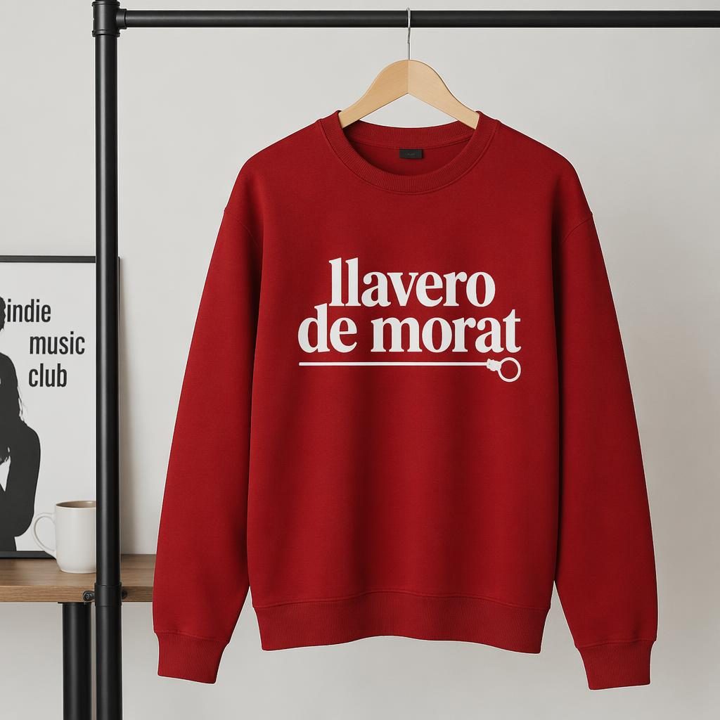 Sudadera roja clásica colgada en perchero con gran logo tipográfico llavero de morat, estilo mockup de estudio.