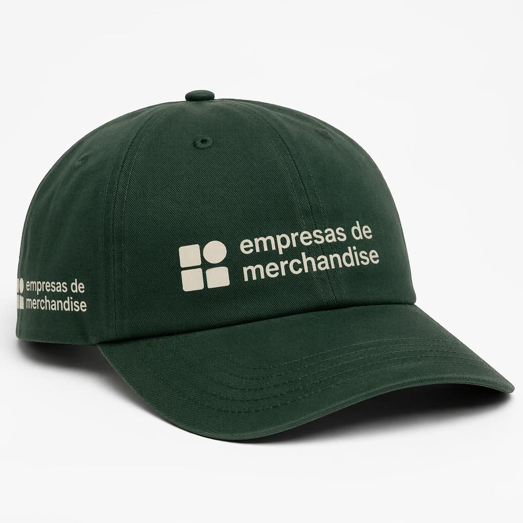 Gorra verde bosque con logo envolvente en salvia y marfil sobre fondo blanco minimalista, estilo fotografía de estudio.