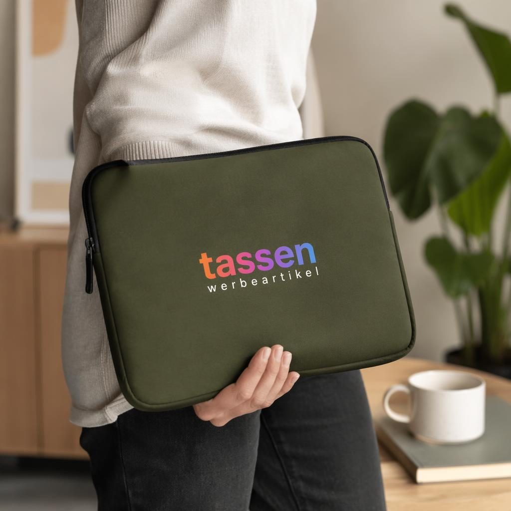 Model trägt olivgrüne Laptop-Hülle mit buntem tassen werbeartikel Logo im Studio, scharfer Fokus und Stoffstruktur