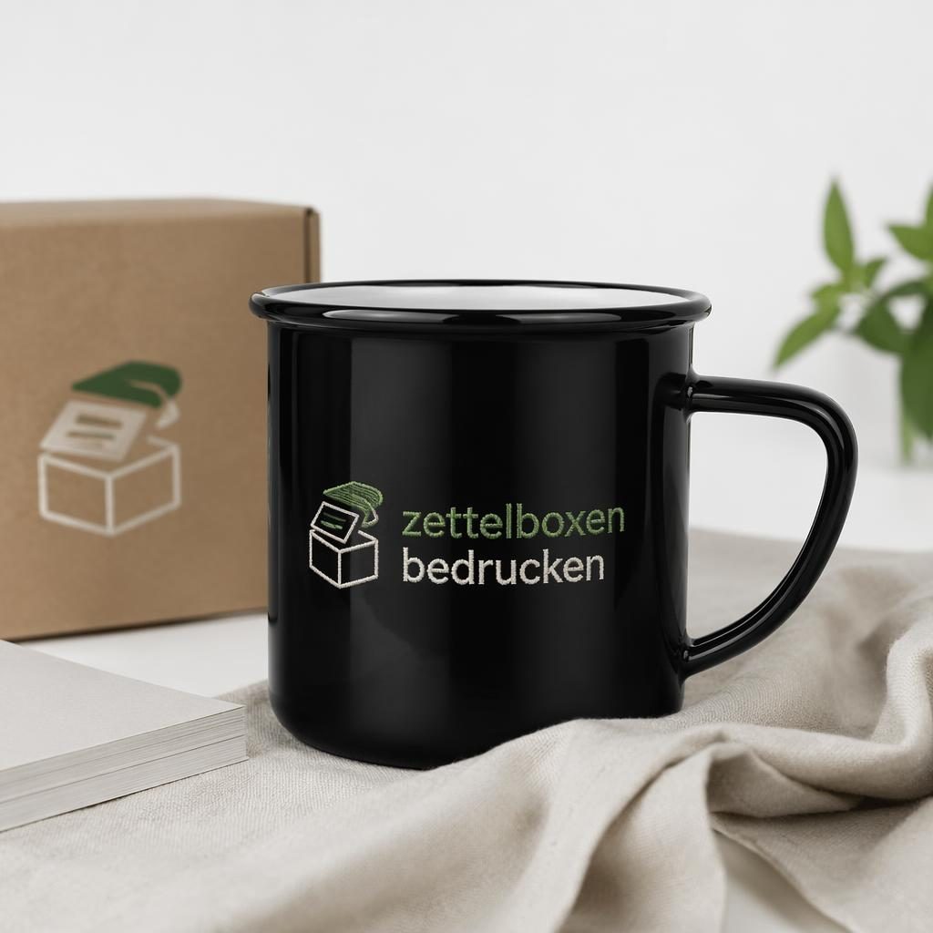 Schwarze Emaille-Tasse als Produkt-Mockup auf weißem Hintergrund mit sage-ivory Logo in realistischer Studiofotografie