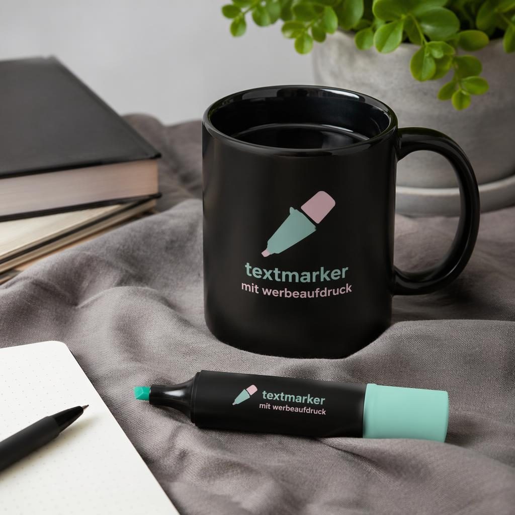 Schwarze Keramiktasse als Studio-Layflat mit pastellfarbenem Platzhalter-Logo auf Manschette vor neutralem Hintergrund