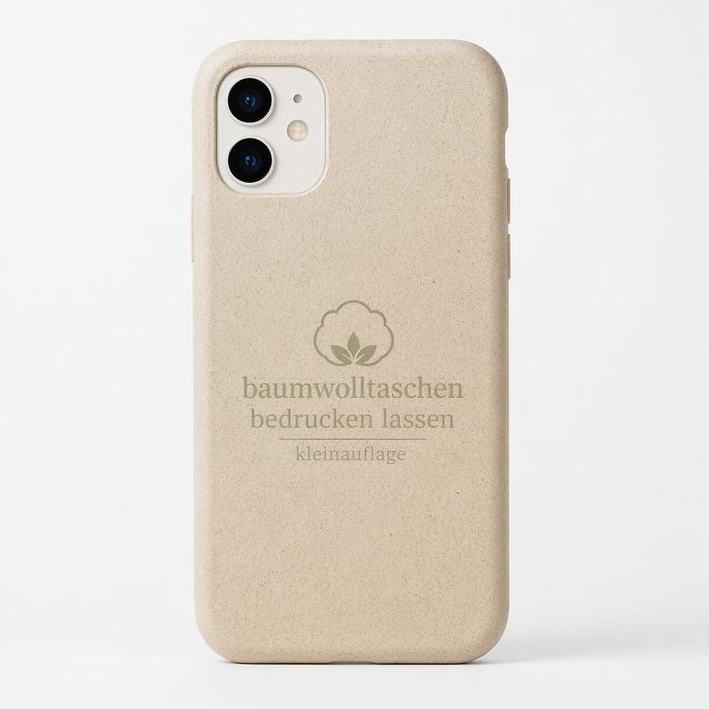 Beige Handyhülle auf weißem Hintergrund mit dezent tonigem Logo in Salbei und Elfenbein, fotografisch inszeniert