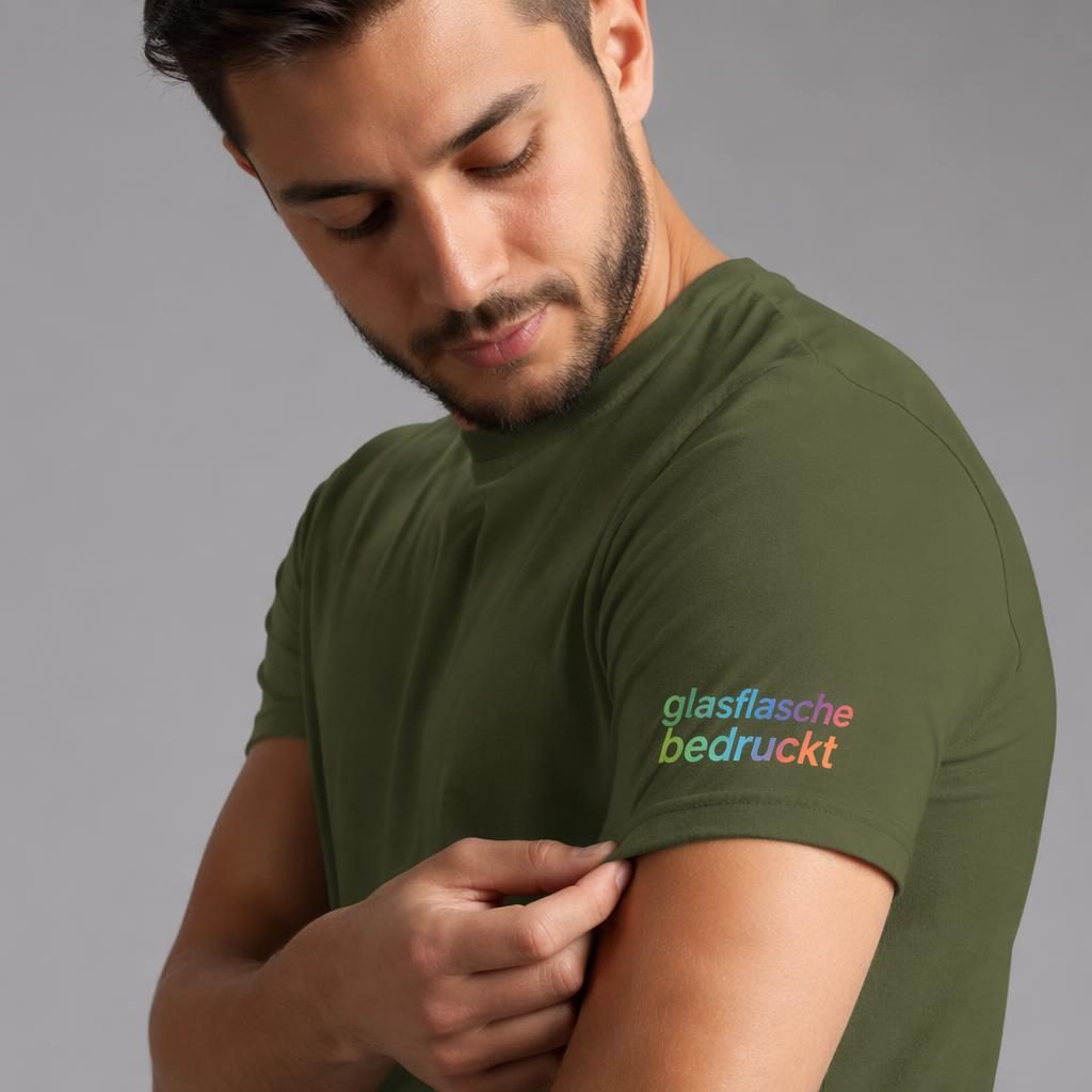 Model trägt olivgrünes T-Shirt mit buntem glasflasche bedruckt Logo am Ärmel im Studio