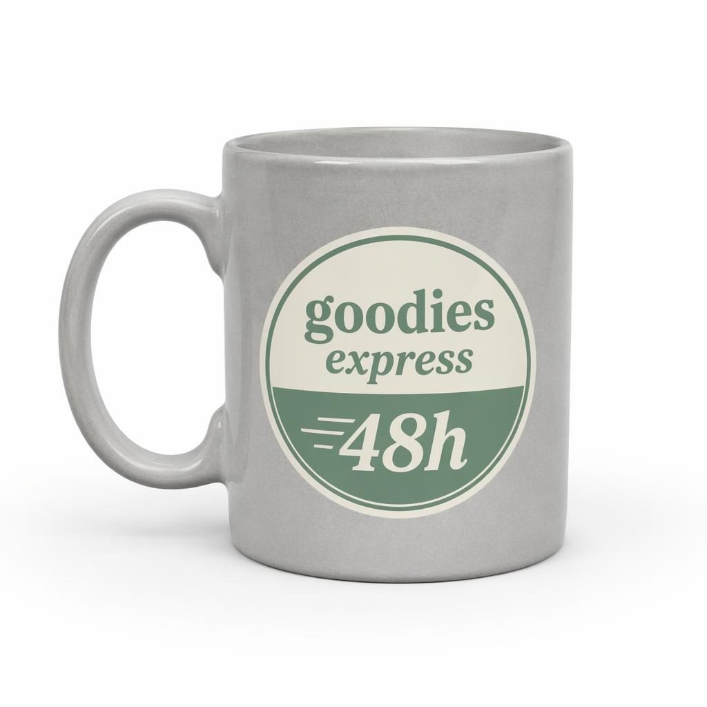 Mug gris chiné en céramique avec logo goodies express 48h au dos, fond blanc minimaliste, palette sauge et ivoire.