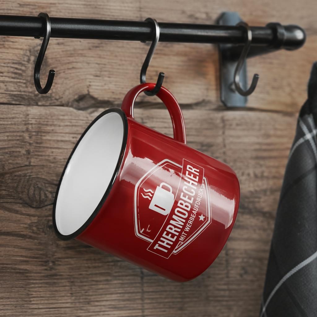 Roter Emaille-Becher mit großem Platzhalter-Logo hängt an einem Rack, studiofotografiert vor schlichtem Hintergrund.