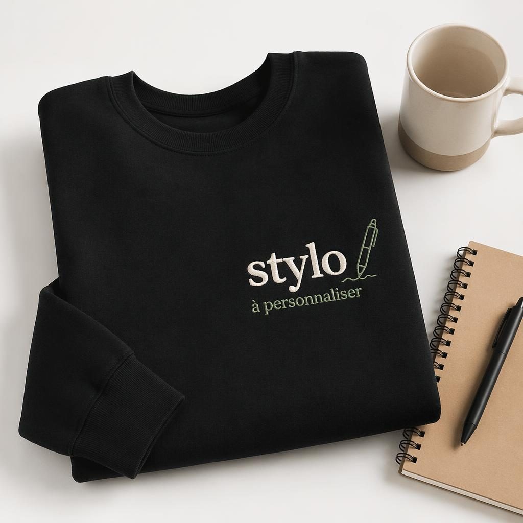 Sweatshirt noir en mockup photo réaliste sur fond blanc, avec logo brodé sage et ivoire style stylo à personnaliser