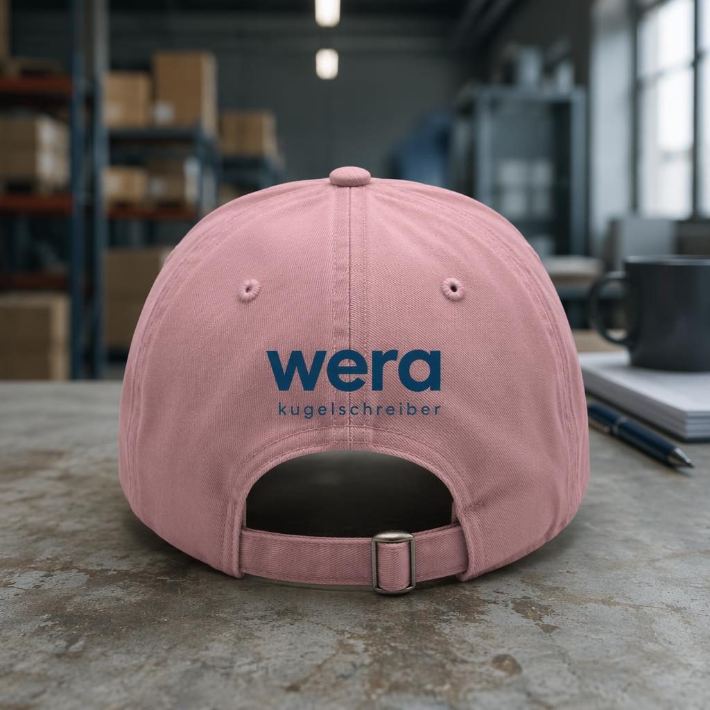 Staubrosa Cap im Industrial-Workshop-Look mit wera kugelschreiber Logo auf der Rückseite, scharf fotografiert