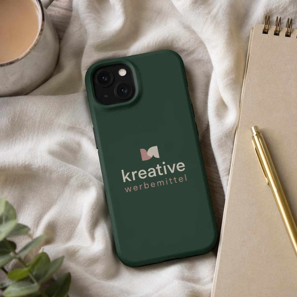 Fotorealistisches Flatlay einer waldgrünen Handyhülle mit kreativem werbemittel-Logo im Studio auf pastelligem Untergrund