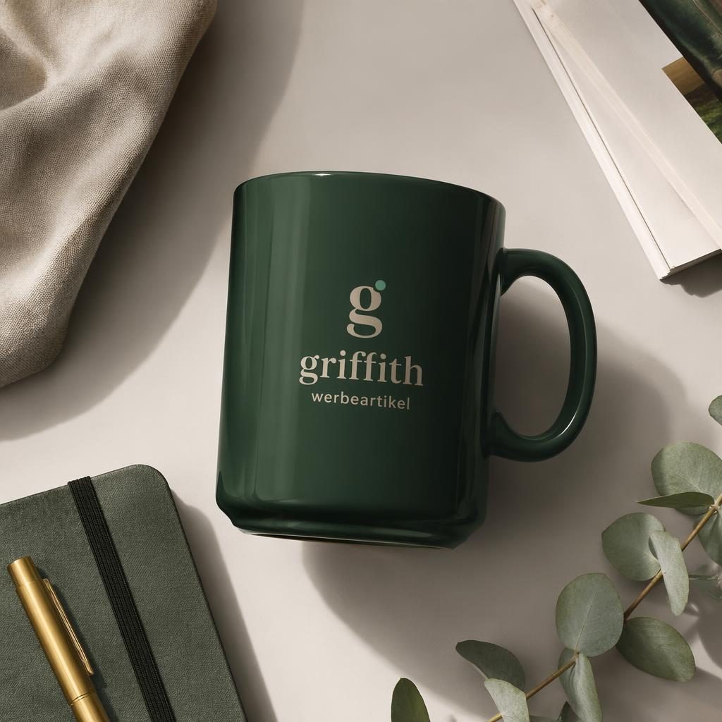 Fotorealistisches Flatlay einer waldgrünen Keramiktasse mit griffith werbeartikel Logo auf pastelligem Studiohintergrund.