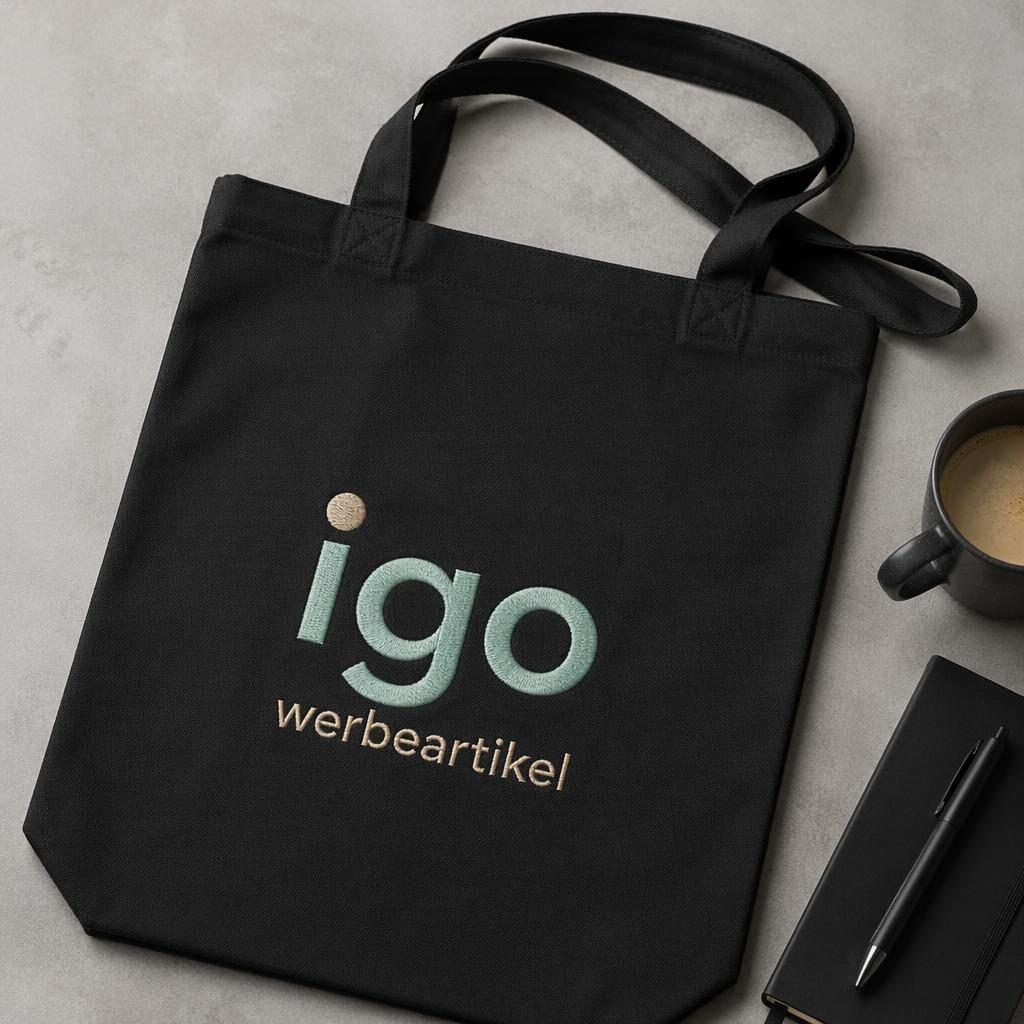 Schwarze Tote Bag im Studio-Flatlay mit igo werbeartikel Logo in Stickoptik, scharfer Fokus und natürlicher Stoffstruktur.