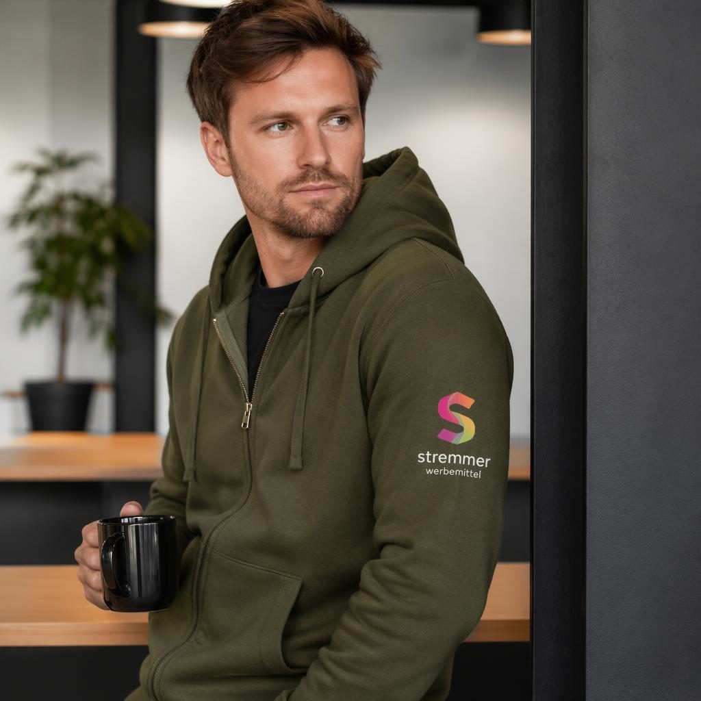 Model trägt olivgrünen Zip-Hoodie mit stremmer werbemittel Logo am Ärmel im Studio, scharf und fotorealistisch