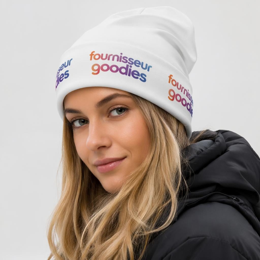 Modèle portant un bonnet blanc avec logo dégradé fournisseur goodies en studio, texture du tissu nette.
