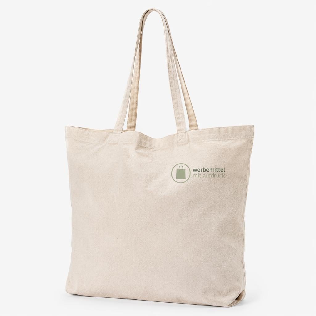 Beige Stofftasche als Produkt-Mockup auf weißem Hintergrund mit kleinem Logo links oben in Salbei und Elfenbein.