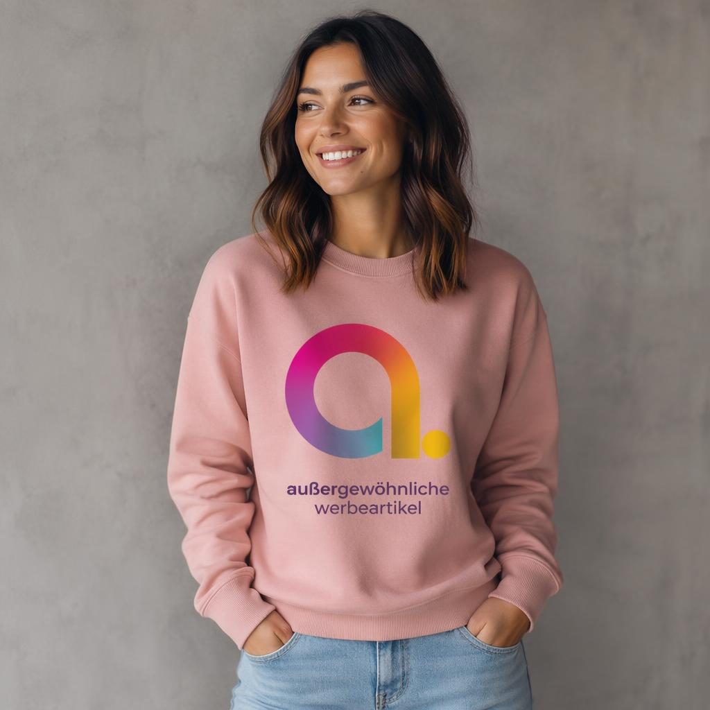 Model trägt staubrosa Sweatshirt mit großem buntem Logo-Print, studiofotografiert mit scharfer Stoffstruktur.