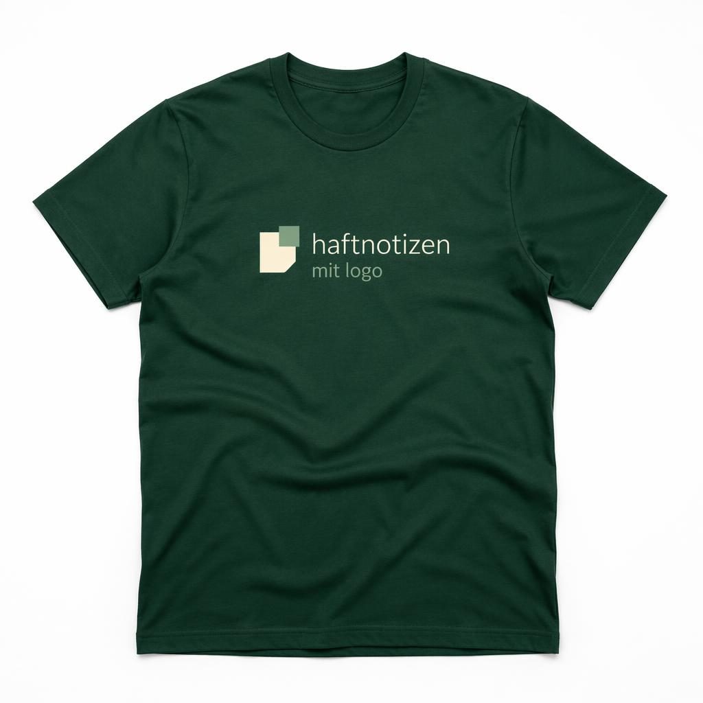 Fotorealistisches waldgrünes T-Shirt auf weißem Hintergrund mit zentriertem Logo in Salbei und Elfenbein.