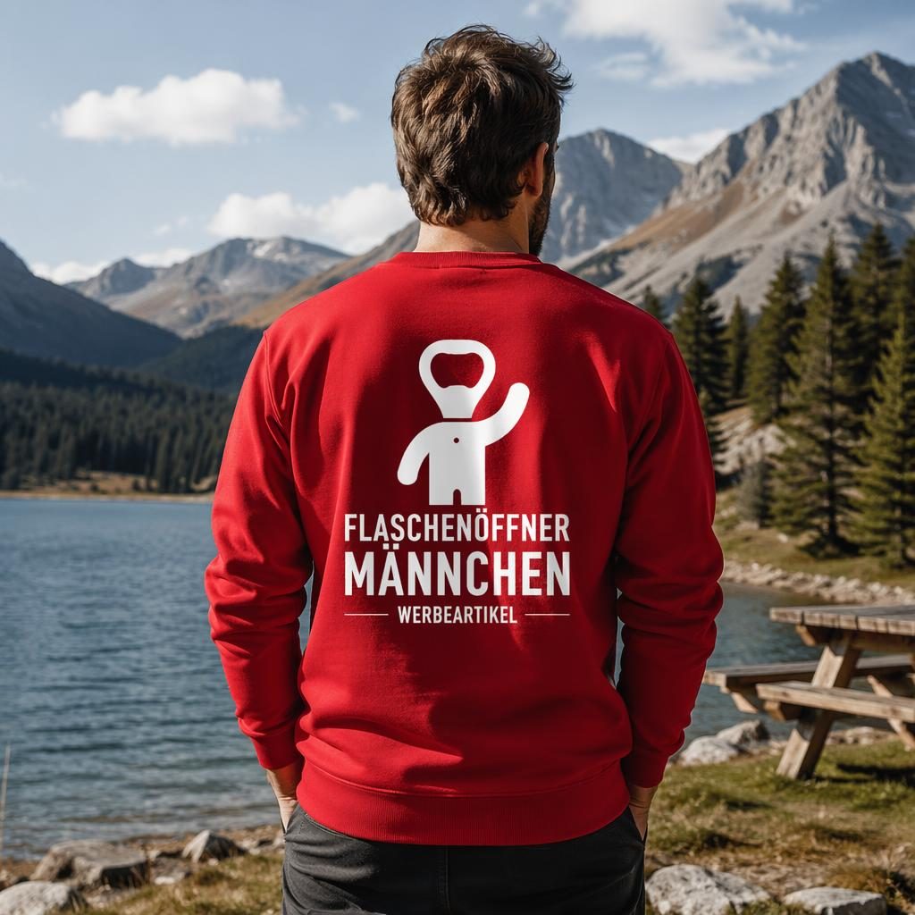Fotorealistischer roter Crewneck im Outdoor-Lifestyle-Mockup mit weißem Logo groß auf dem Rücken.