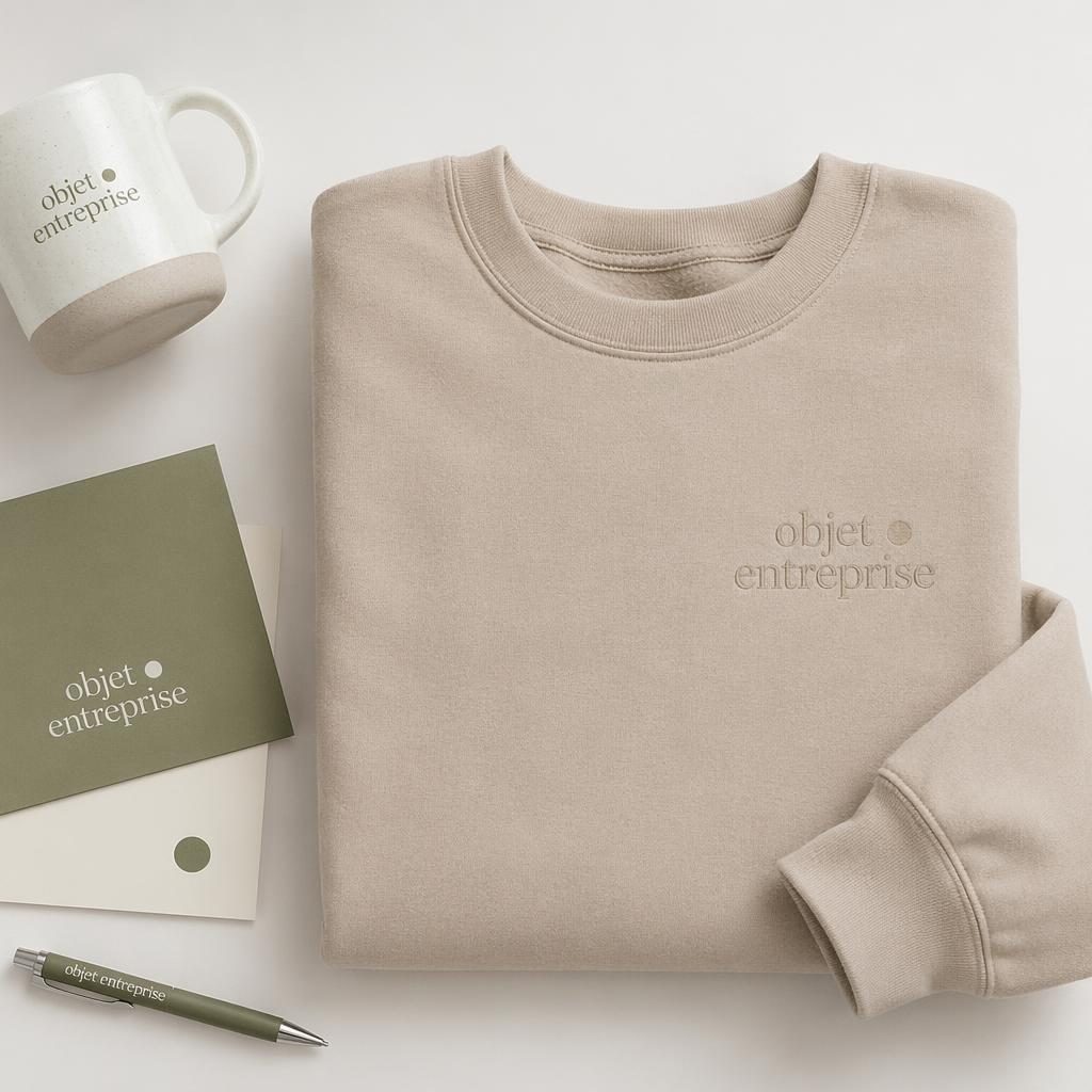 Sweatshirt beige sable en mockup photo réaliste sur fond blanc, logo objet entreprise ton sur ton discret.