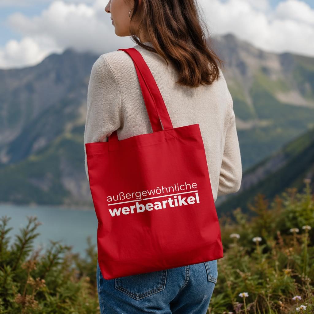 Fotorealistisches Mockup einer roten Tote Bag im Outdoor-Stil mit weißem Logo auf der Rückseite