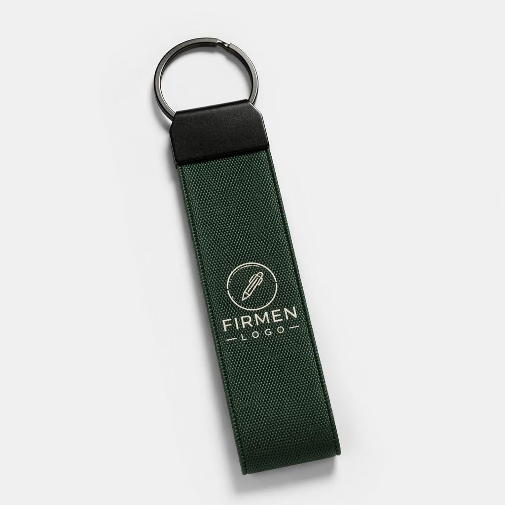 Fotorealistisches Mockup eines forestgrünen Schlüsselanhängers auf weißem Hintergrund mit zentralem Platzhalterlogo.