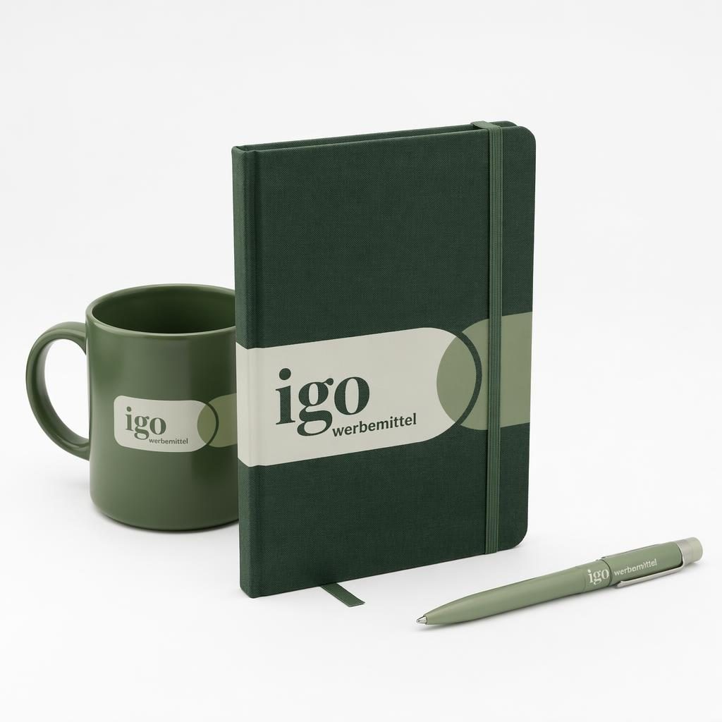 Fotorealistisches waldgrünes Notizbuch mit igo werbemittel Logo auf weißem Hintergrund, minimalistisches Studio-Mockup