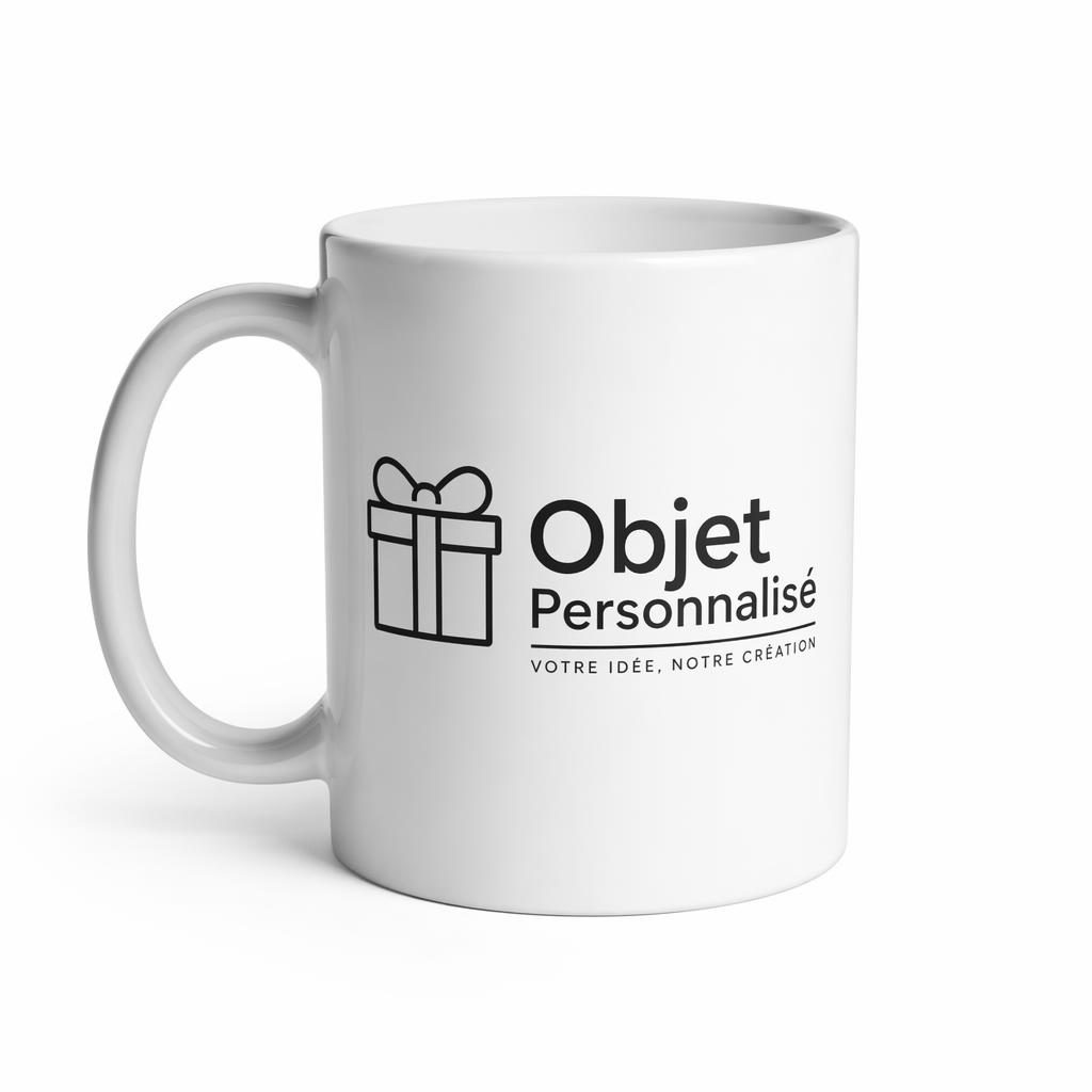 Mug blanc en céramique avec logo Objet Personnalisé panoramique, sur fond blanc minimaliste en studio
