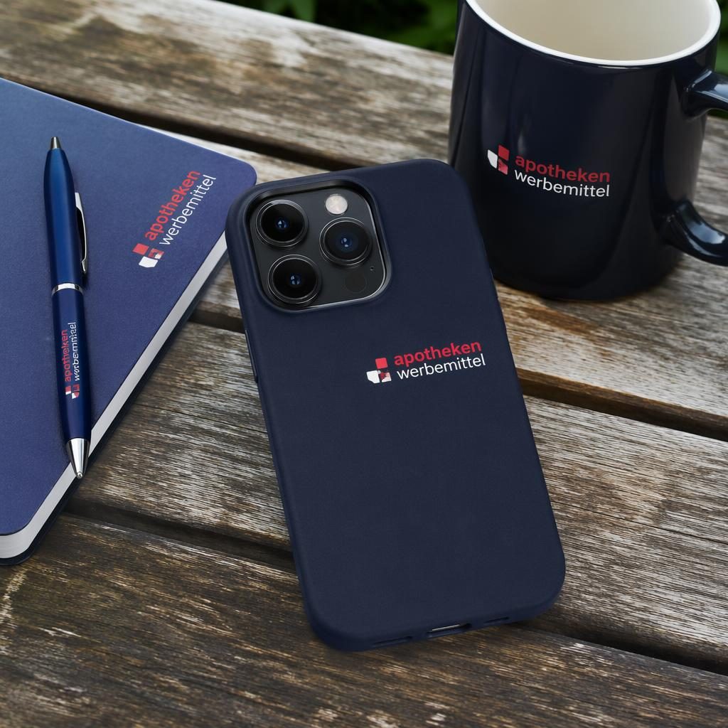 Fotorealistisches Mockup einer navy Handyhülle mit kleinem apotheken werbemittel Logo im Outdoor-Lifestyle-Stil