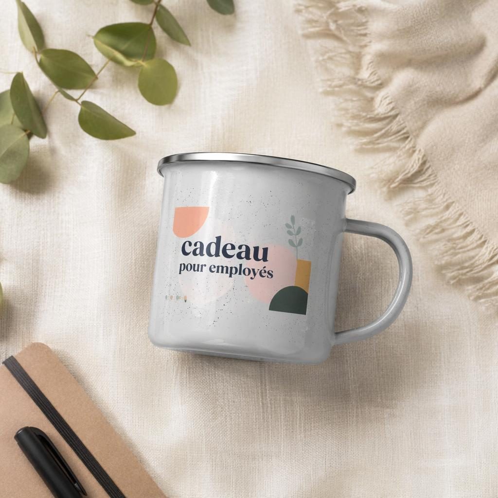 Mug émaillé gris chiné en flat lay studio, logo générique au dos, palette pastel douce, rendu photo réaliste