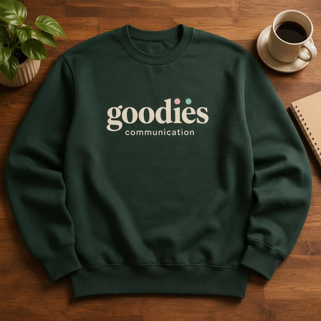 Sweatshirt col rond vert forêt à plat en studio, logo goodies communication centré sur la poitrine.