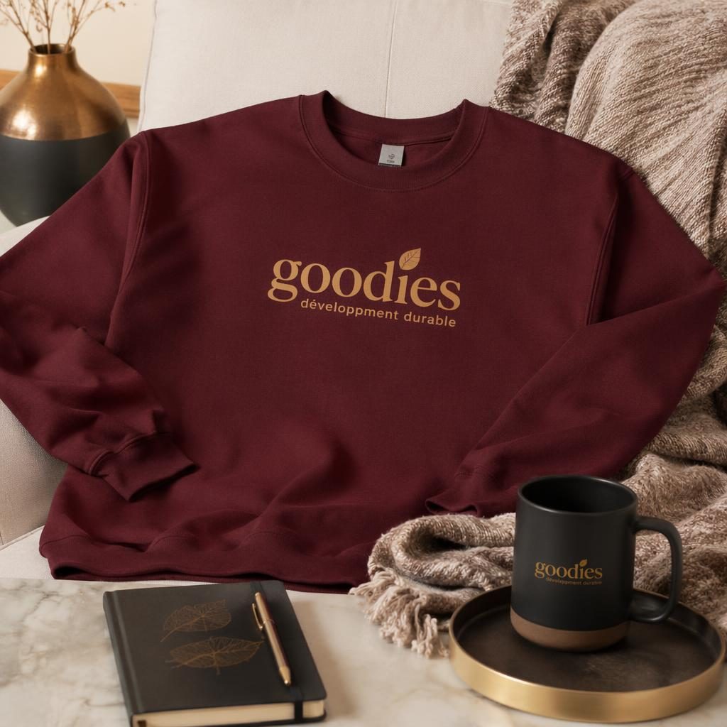Sweatshirt bordeaux avec logo centré goodies développement durable, ambiance maison cosy, palette noir et or.