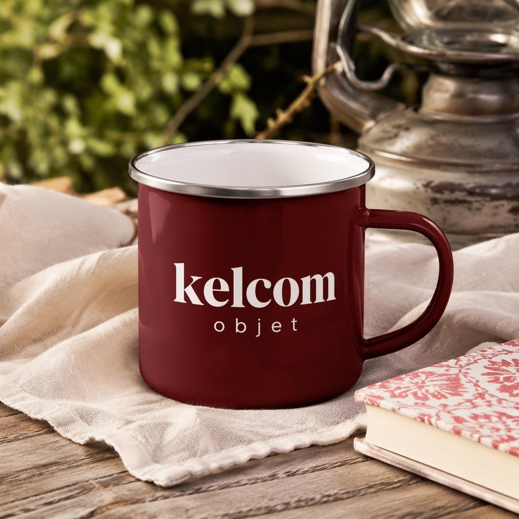 Tasse émaillée bordeaux avec logo kelcom objet en wrap-around, mise en scène outdoor lifestyle, photo nette