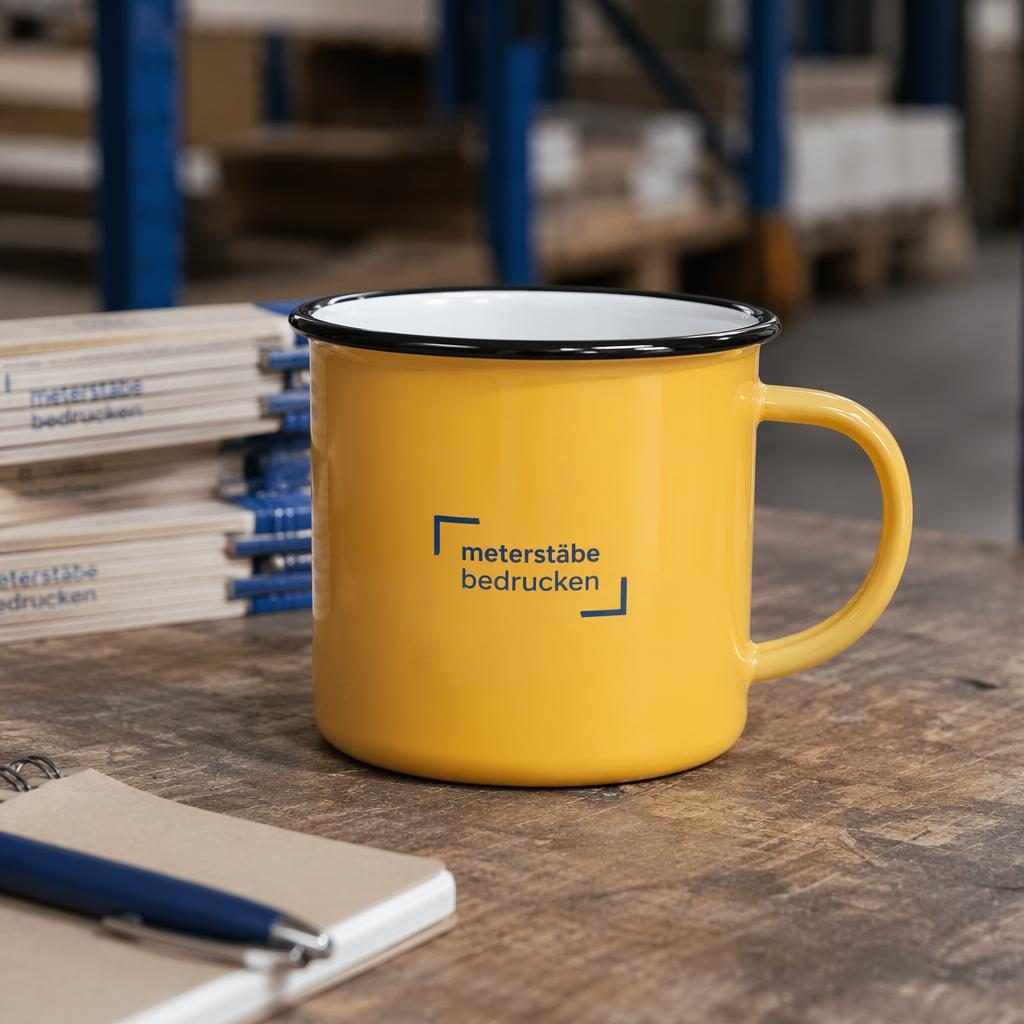 Senfgelber Emaille-Becher mit kleinem meterstäbe bedrucken Logo im industriellen Warehouse-Set, scharf fotografiert.