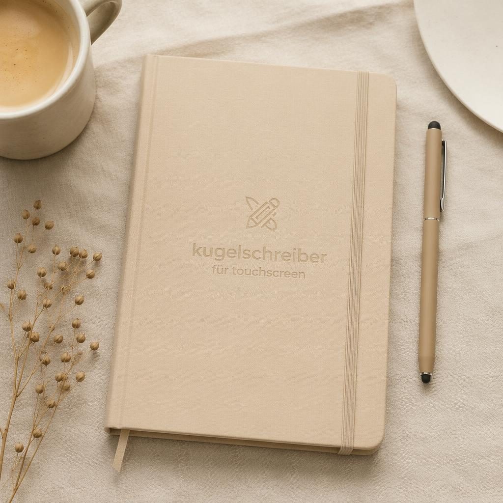 Beiges Sand-Notebook im Studio-Flatlay mit dezentem Ton-in-Ton-Logo kugelschreiber für touchscreen.