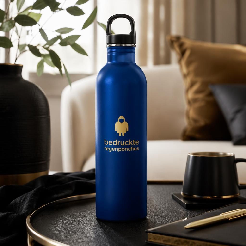 Royalblaue Trinkflasche mit bedruckte regenponchos Logo am Sleeve, inszeniert als hochwertiges Home-Mockup in Schwarz und Gold.