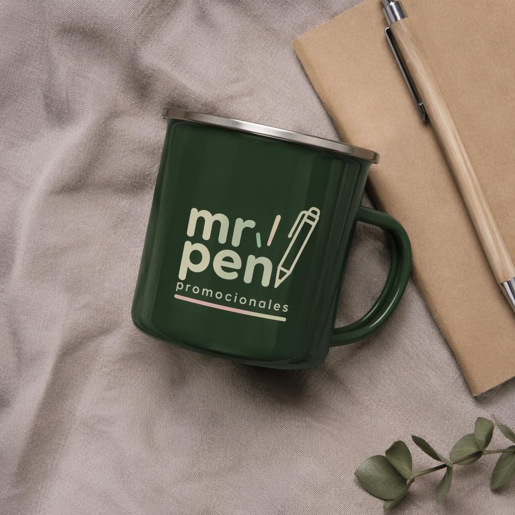 Taza esmaltada verde bosque en flat lay de estudio con logo mr pen promocionales centrado y acabado realista