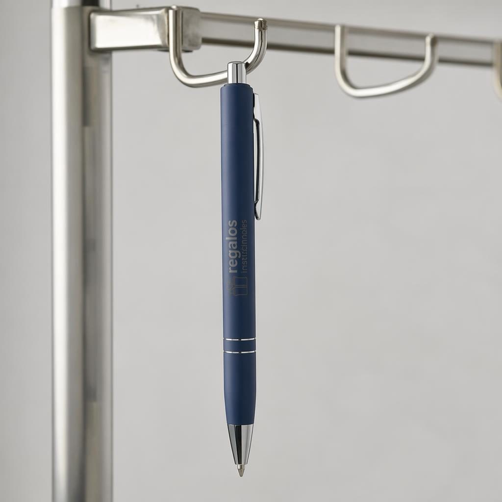 Bolígrafo azul marino colgado en expositor con logo tono sobre tono, estilo mockup fotográfico de estudio.