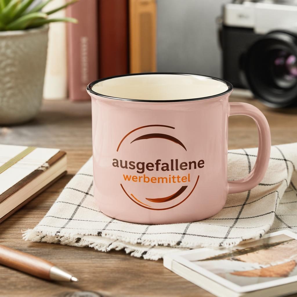 Staubrosa Emaille-Tasse mit großem ausgefallene werbemittel Logo auf Schreibtisch, warmes Lifestyle-Setting