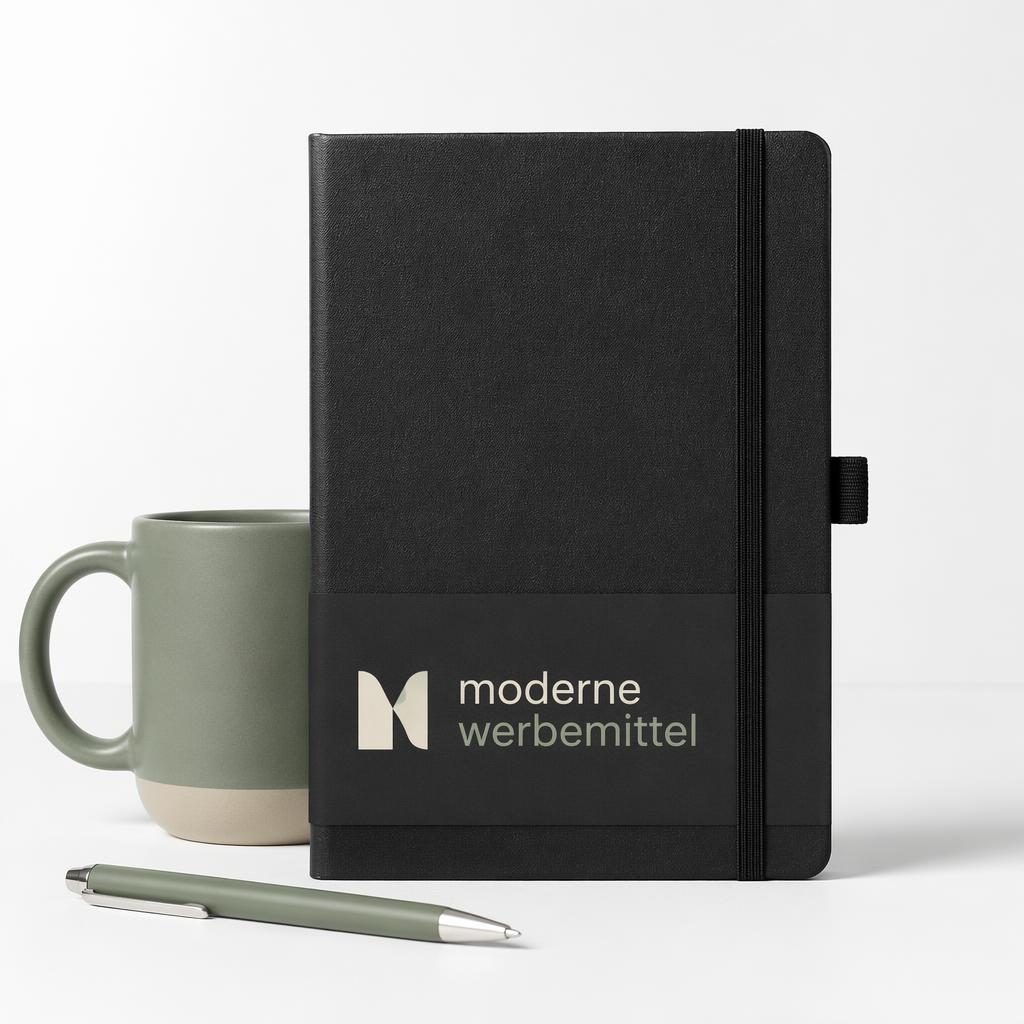 Schwarzes Notizbuch mit moderne werbemittel Logo auf Hülle vor weißem Hintergrund, minimalistisches Studio-Mockup