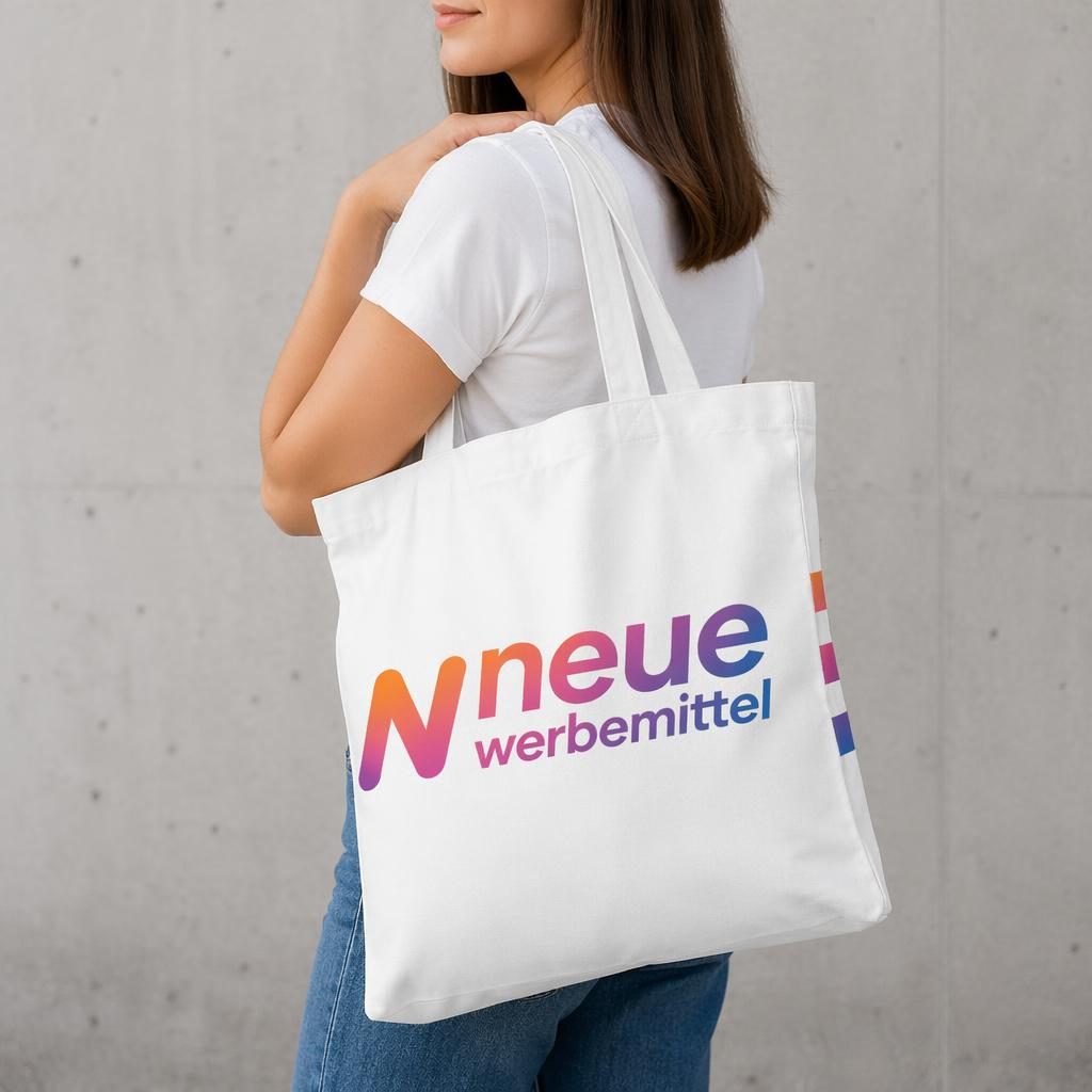 Model trägt eine weiße Tote Bag mit rundumlaufendem neue werbemittel Logo in Farbverlauf, studiofotografiert.