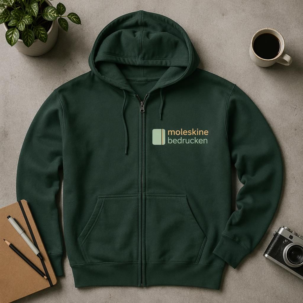 Fotorealistischer Flat-Lay eines forestgrünen Zip-Hoodies mit mittigem Logo auf der Brust im Studio-Setup