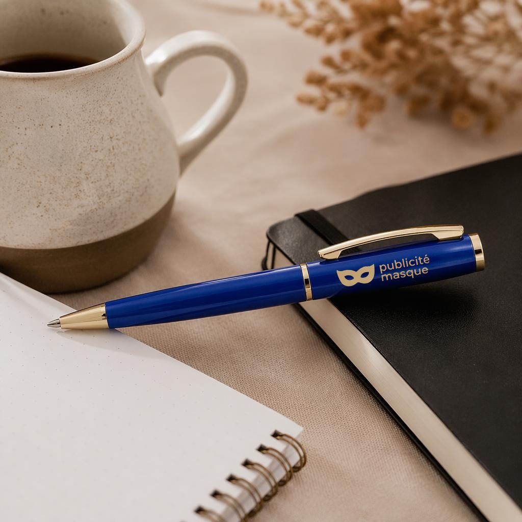 Stylo royal bleu avec logo publicité masque sur le corps, photo mockup réaliste en intérieur cosy noir et or.
